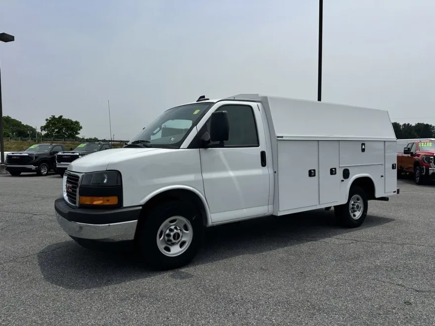 2025 Gmc Savana Cutaway 3500 photo 1