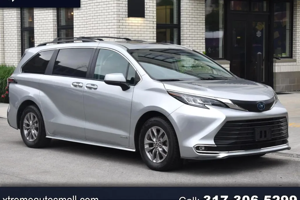 2021 Toyota Sienna XLE photo 1