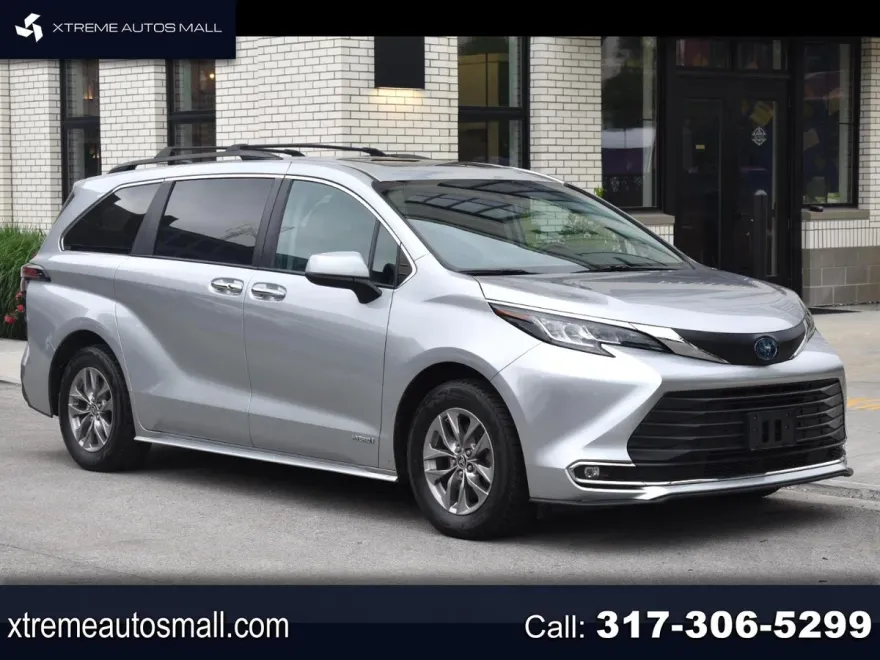 2021 Toyota Sienna XLE photo 1