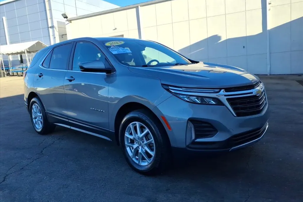 2023 Chevrolet Equinox LT photo 1