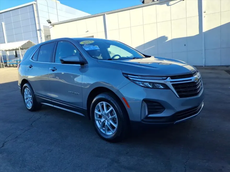 2023 Chevrolet Equinox LT photo 1