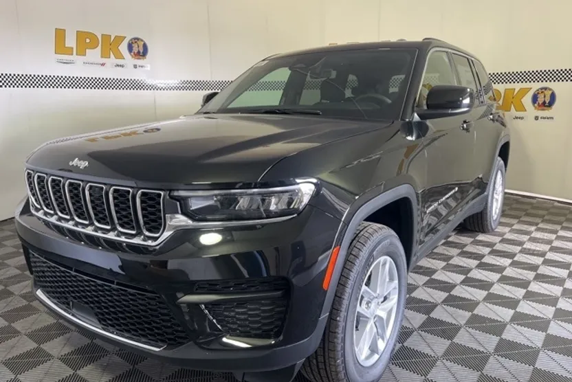 2025 Jeep Grand Cherokee Laredo X photo 1