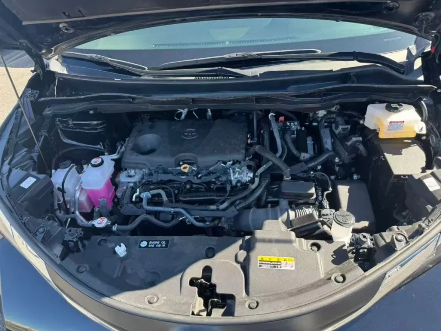 2024 Toyota Sienna LE photo 1