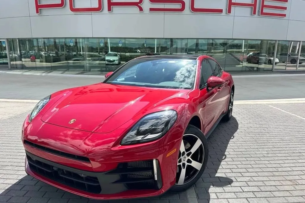 2025 Porsche Panamera 4 photo 1