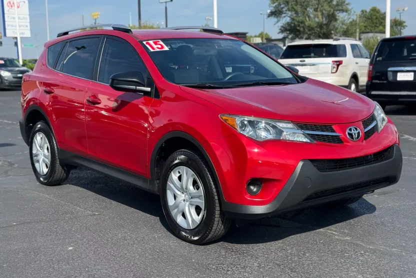 2015 Toyota RAV4 LE photo 1
