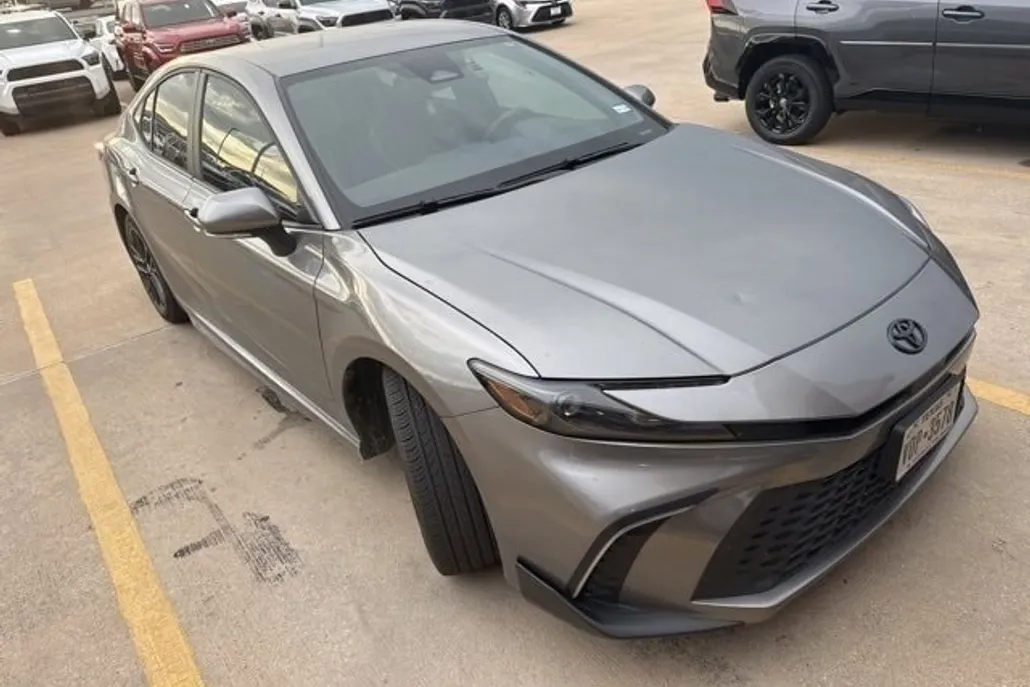 2025 Toyota Camry SE photo 1