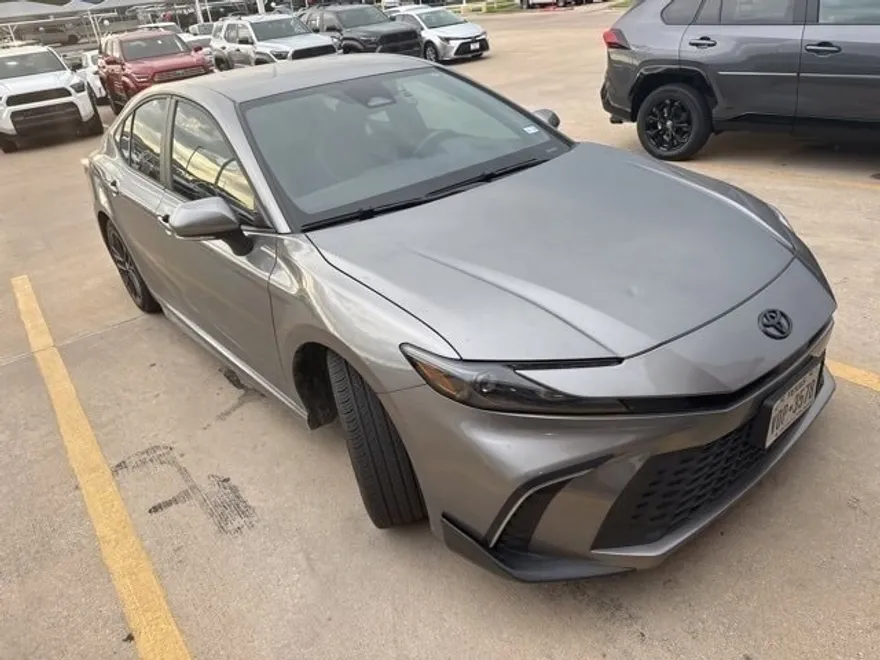 2025 Toyota Camry SE photo 1