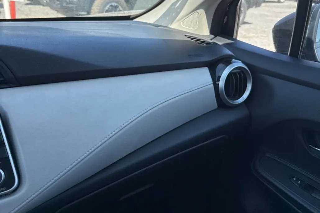 2021 Nissan Versa SV photo 1