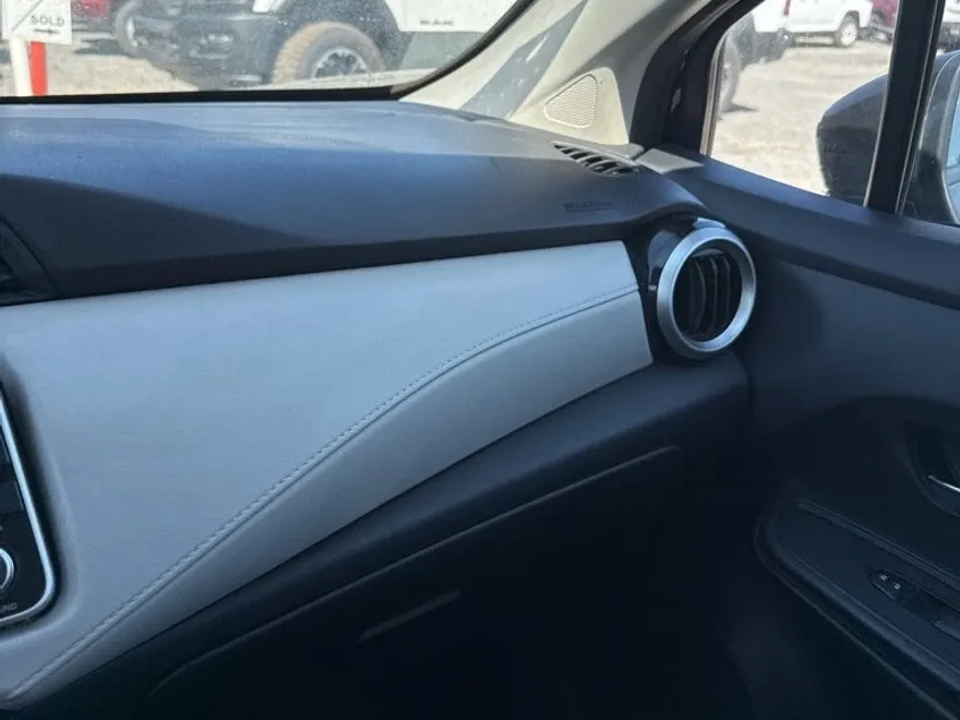 2021 Nissan Versa SV photo 1