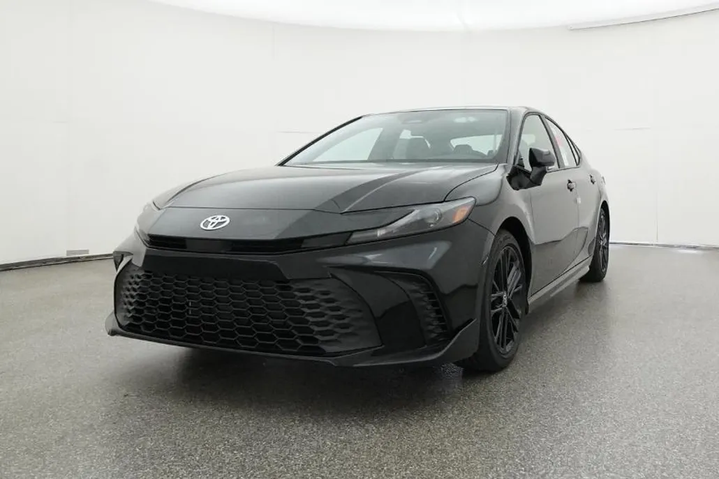2025 Toyota Camry SE photo 1