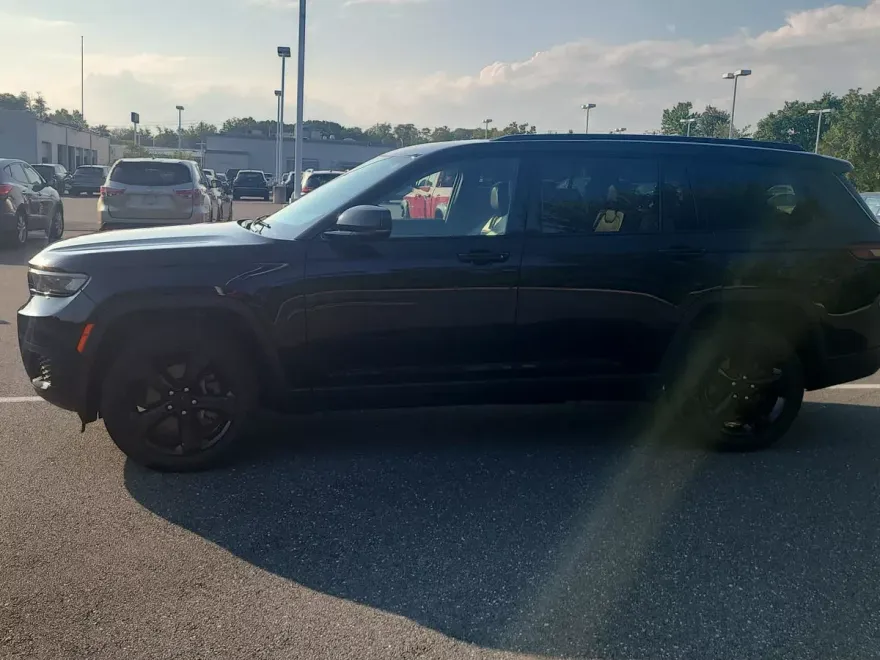 2021 Jeep Grand Cherokee Laredo photo 1
