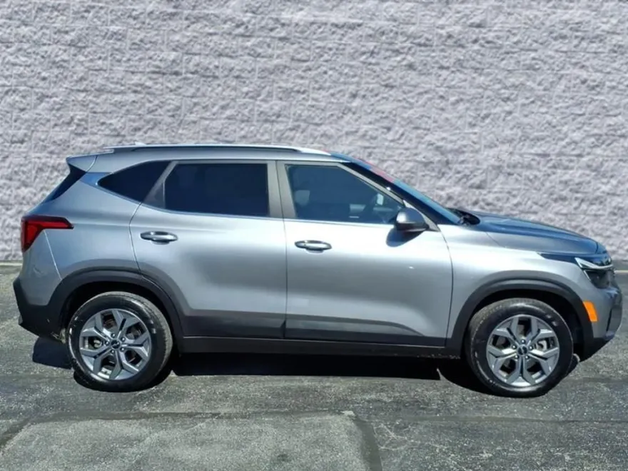 2024 Kia Seltos S photo 1