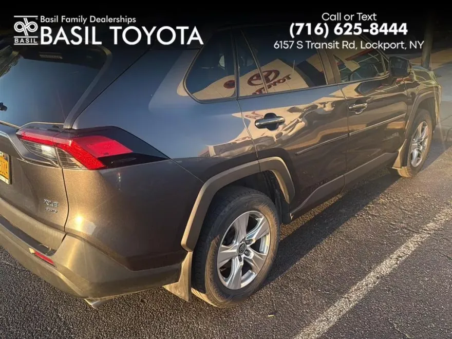 2020 Toyota RAV4 XLE photo 1