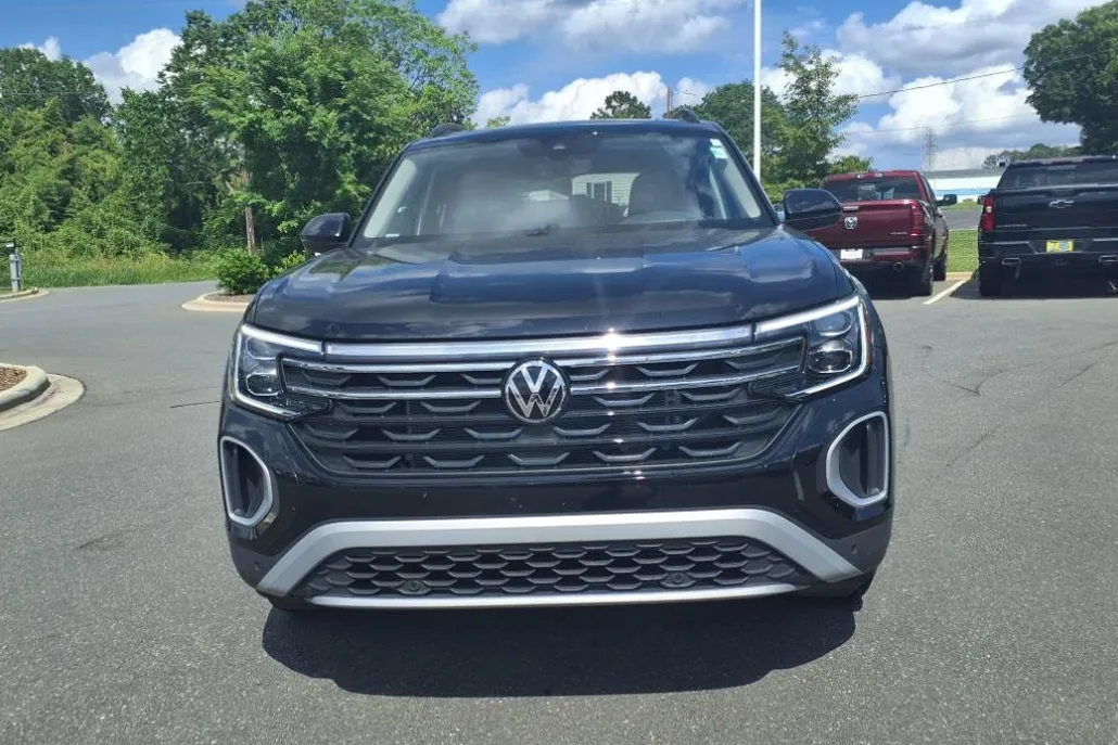 2024 Volkswagen Atlas Peak Edition SEL photo 1