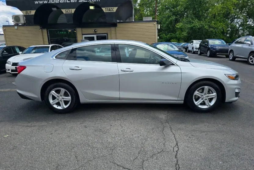 2021 Chevrolet Malibu LS photo 1