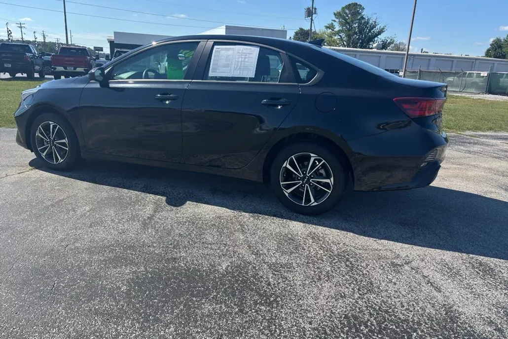 2024 Kia Forte LXS photo 1
