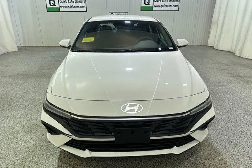 2025 Hyundai Elantra SE photo 1