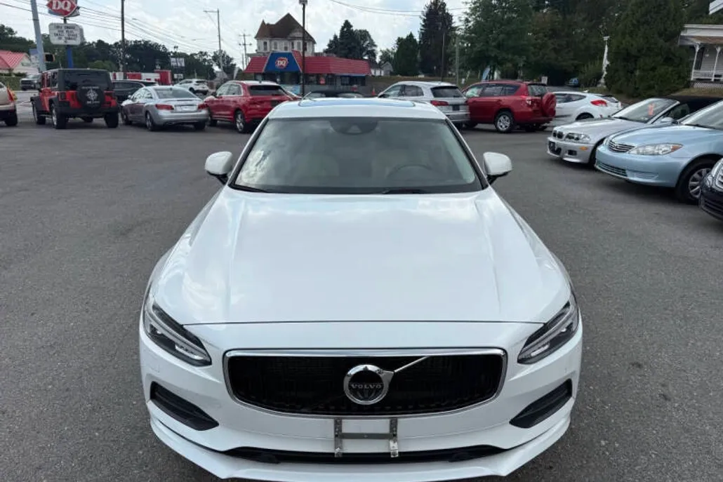 2017 Volvo S90 T6 Momentum photo 1