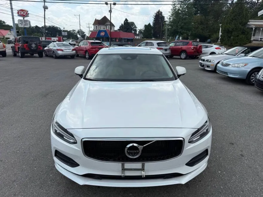 2017 Volvo S90 T6 Momentum photo 1