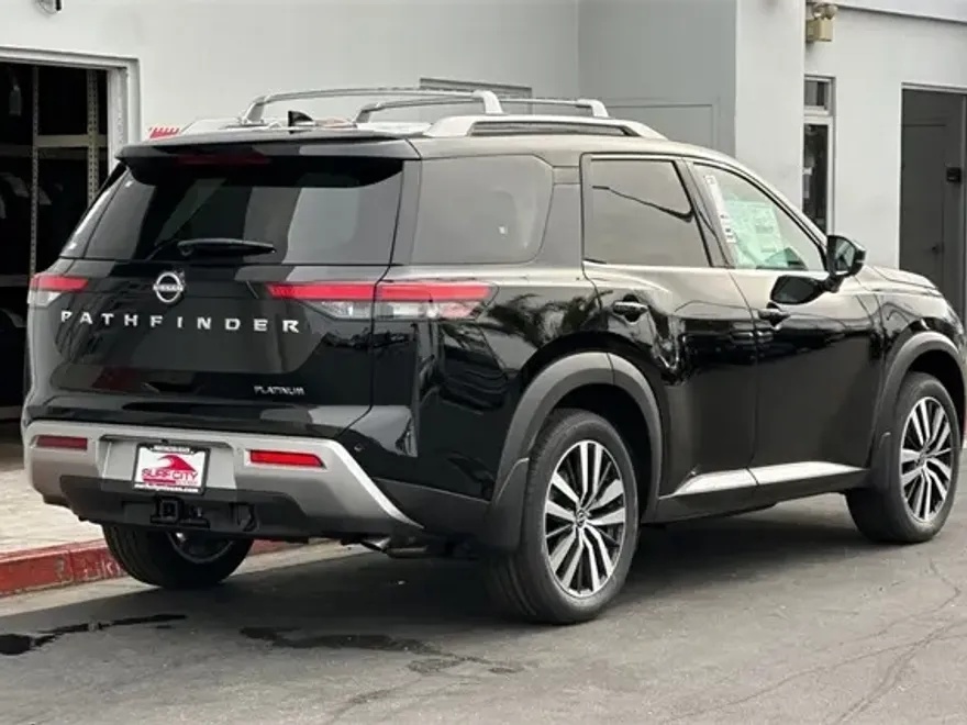 2025 Nissan Pathfinder Platinum photo 1