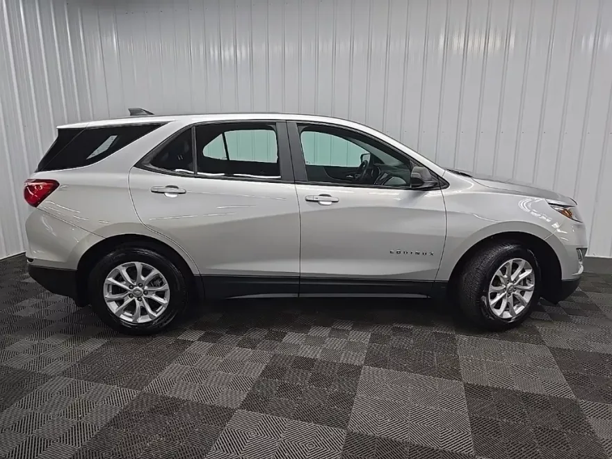 2021 Chevrolet Equinox LS photo 1