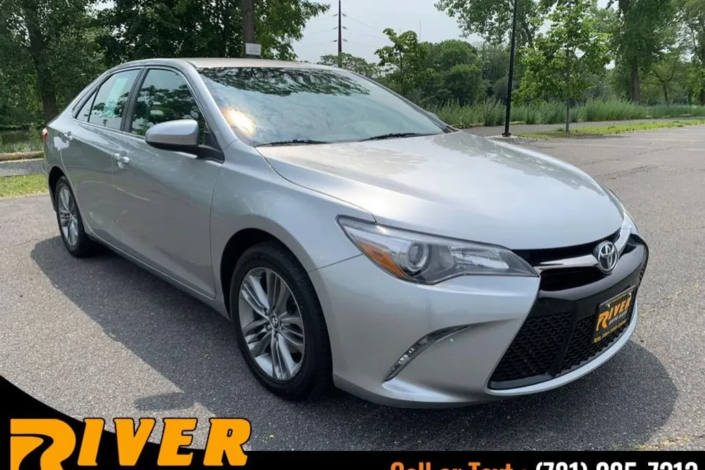 2015 Toyota Camry LE photo 1