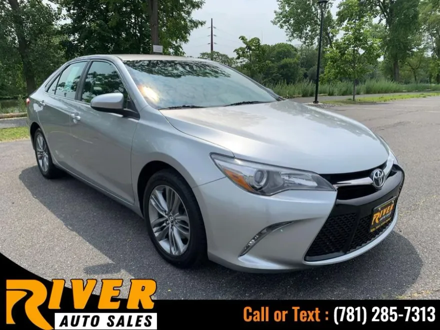 2015 Toyota Camry LE photo 1