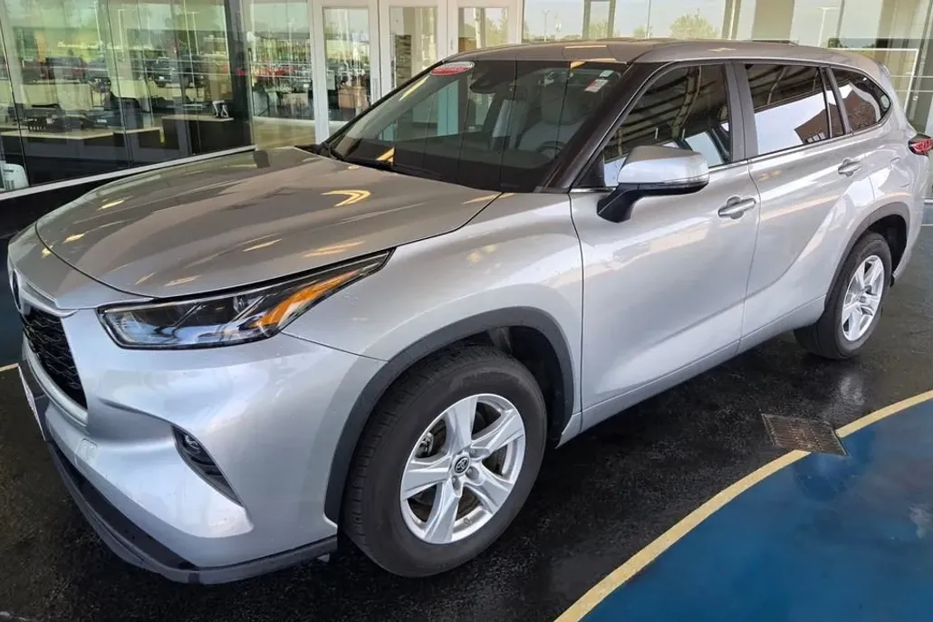 2023 Toyota Highlander L photo 1