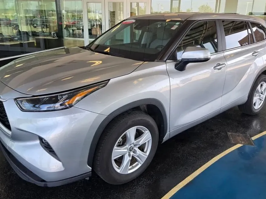 2023 Toyota Highlander L photo 1