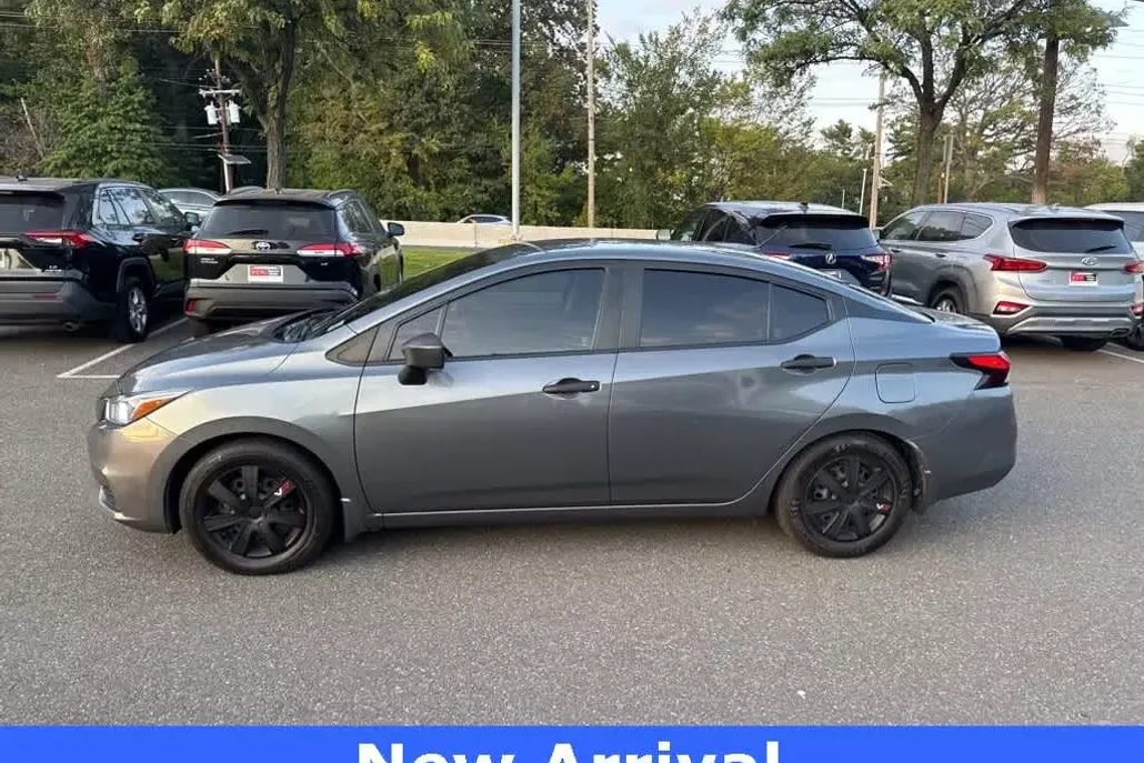 2021 Nissan Versa S photo 1