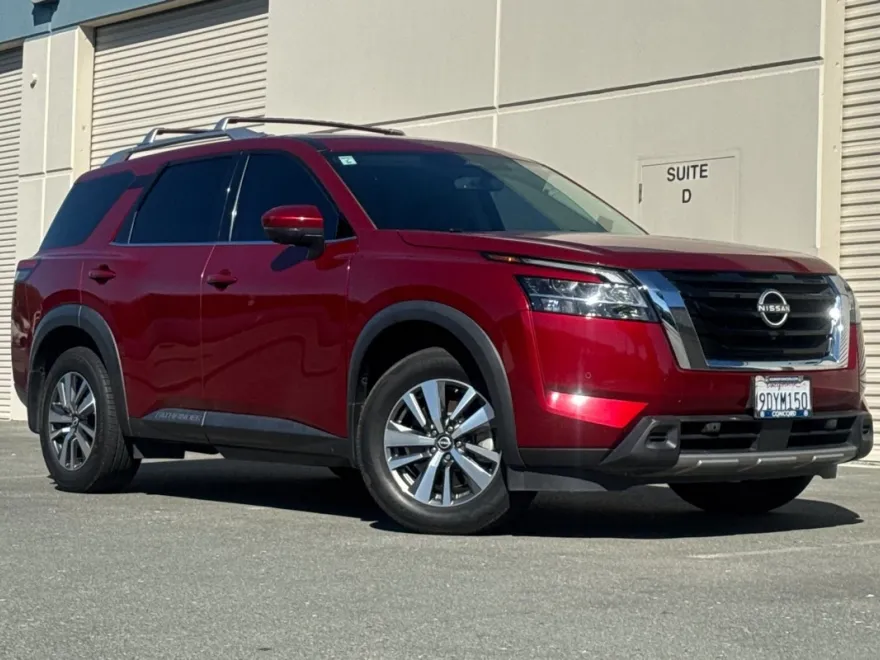 2023 Nissan Pathfinder SL photo 1