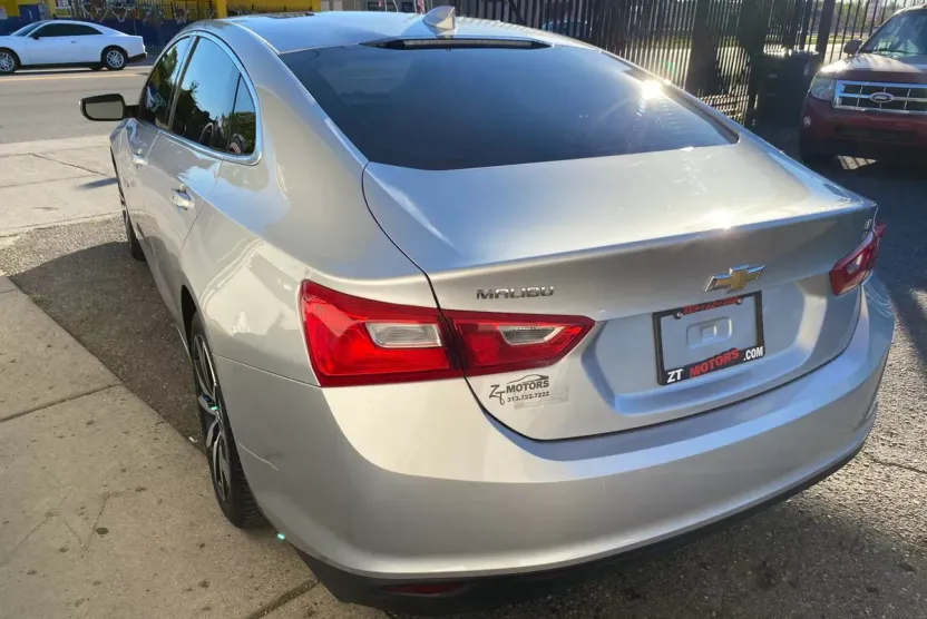 2017 Chevrolet Malibu 1LT photo 1