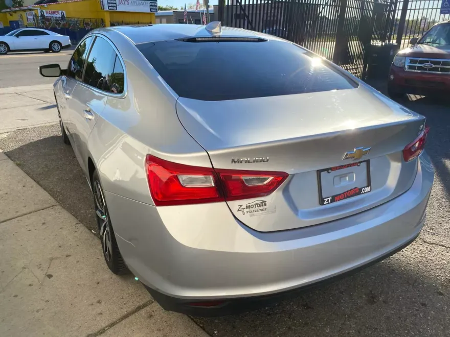 2017 Chevrolet Malibu 1LT photo 1