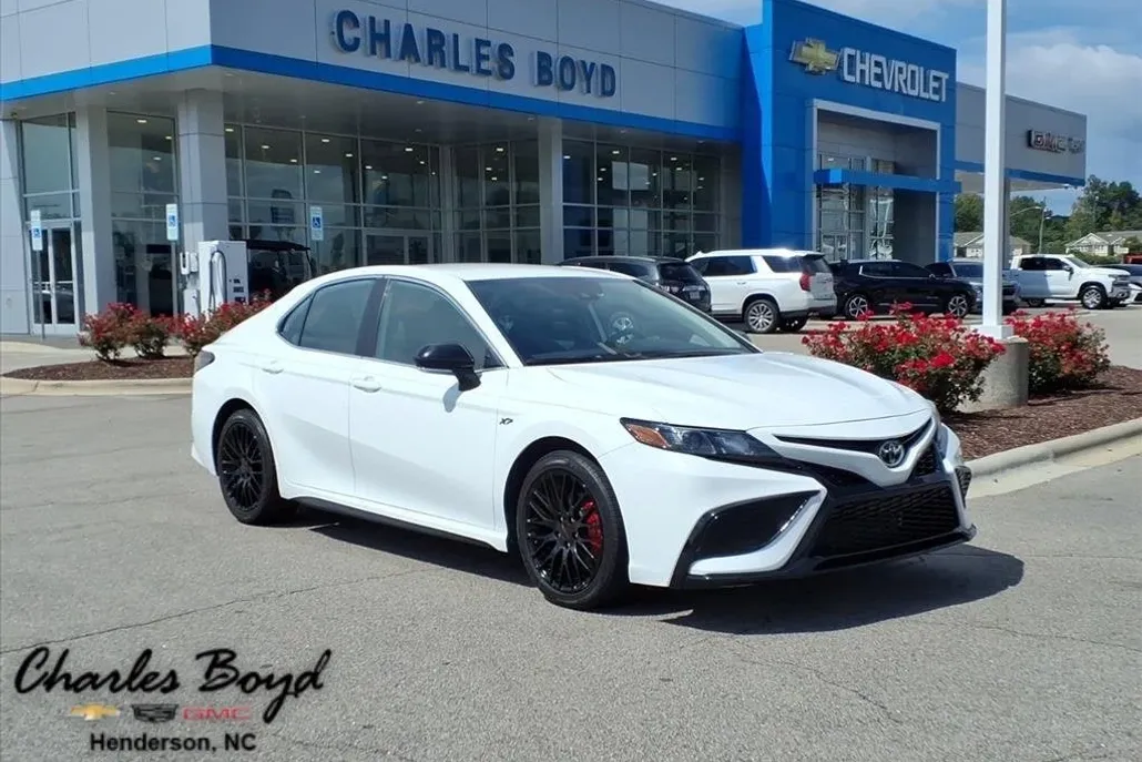2022 Toyota Camry SE photo 1