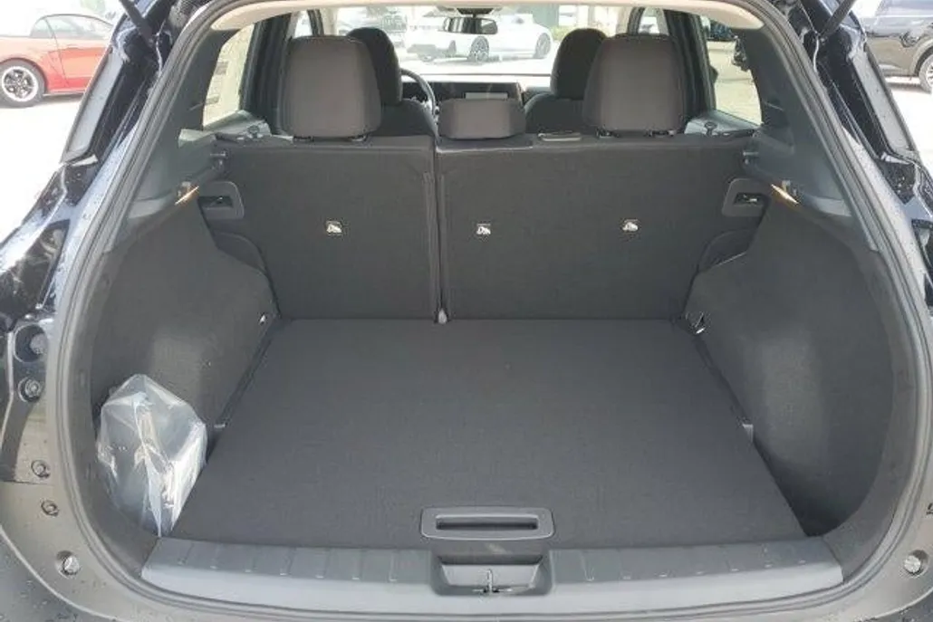2025 Nissan Kicks SV photo 1