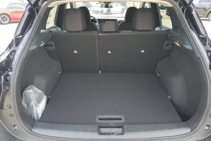 2025 Nissan Kicks SV photo 1