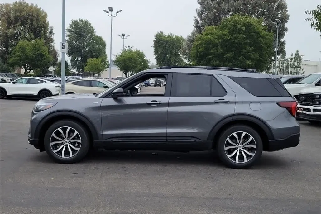 2025 Ford Explorer ST-Line photo 1