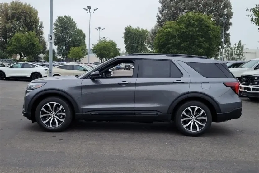 2025 Ford Explorer ST-Line photo 1