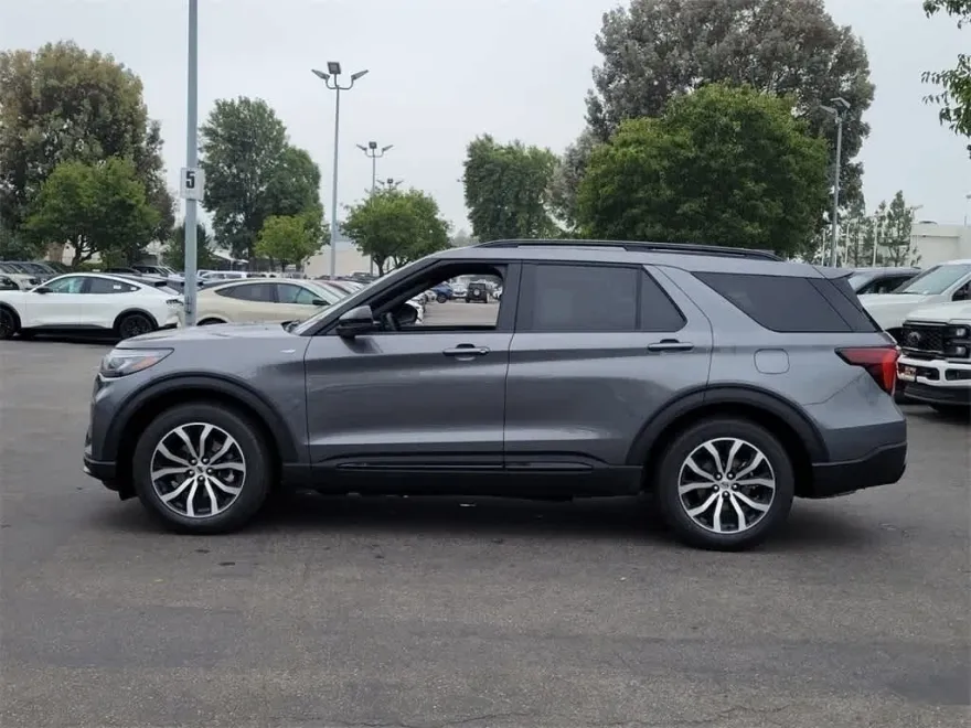 2025 Ford Explorer ST-Line photo 1