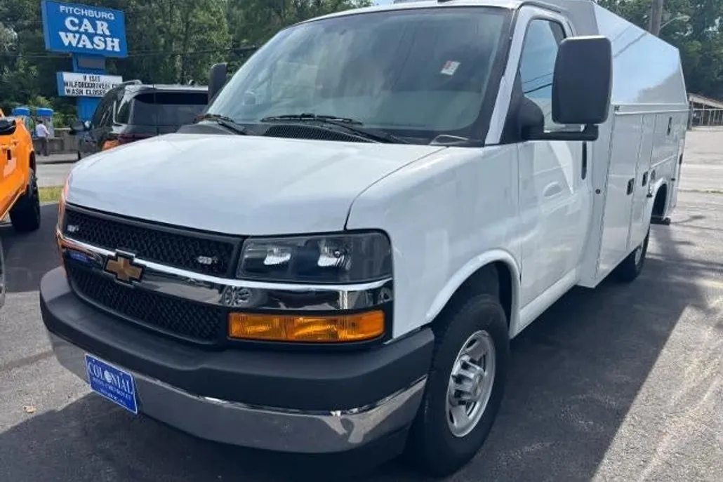 2024 Chevrolet Express Cutaway 3500 Base photo 1