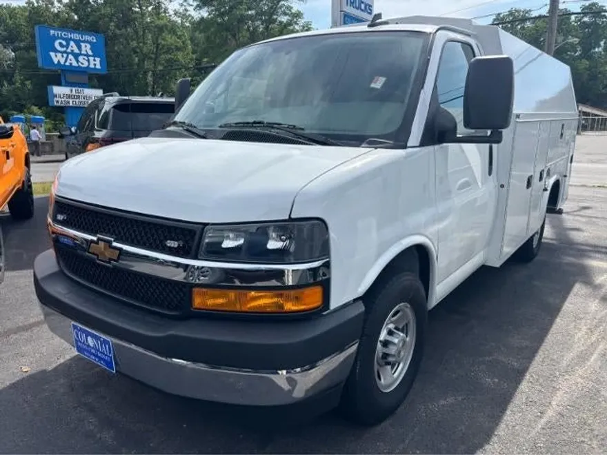 2024 Chevrolet Express Cutaway 3500 Base photo 1