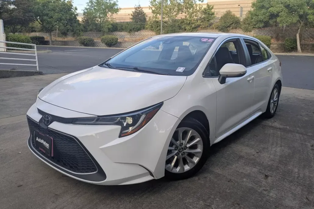 2022 Toyota Corolla XLE photo 1