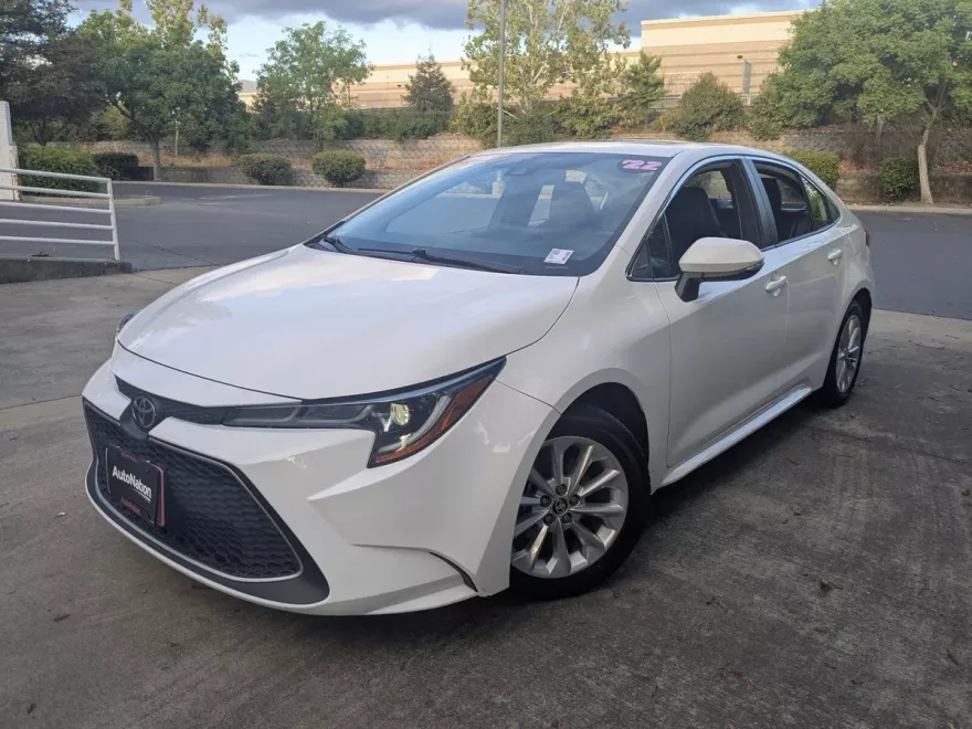 2022 Toyota Corolla XLE photo 1
