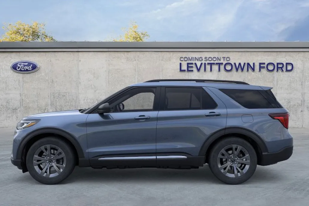 2025 Ford Explorer photo 1