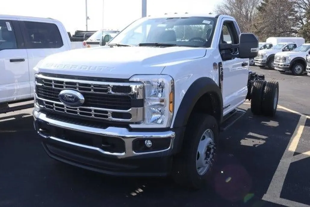 2024 Ford F-600 photo 1