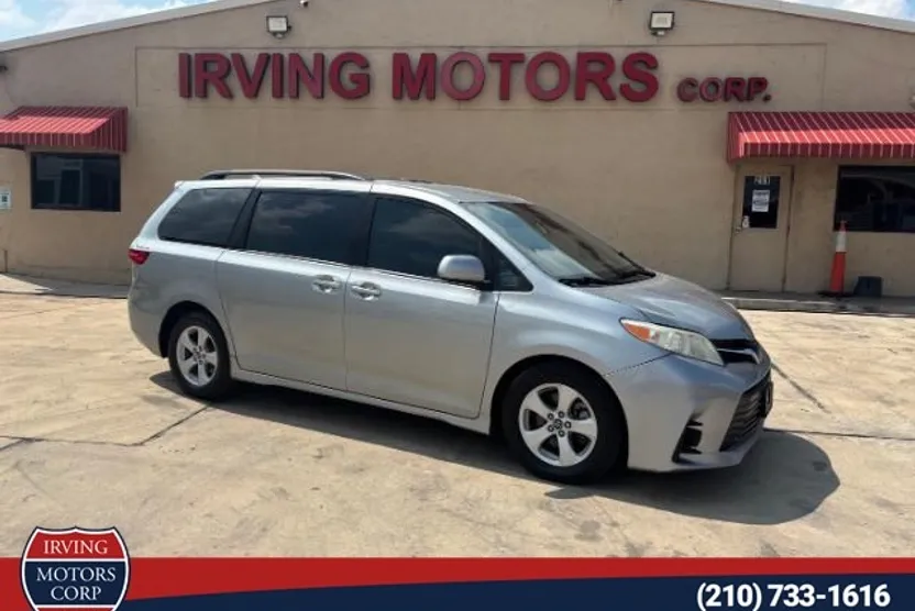2020 Toyota Sienna LE photo 1