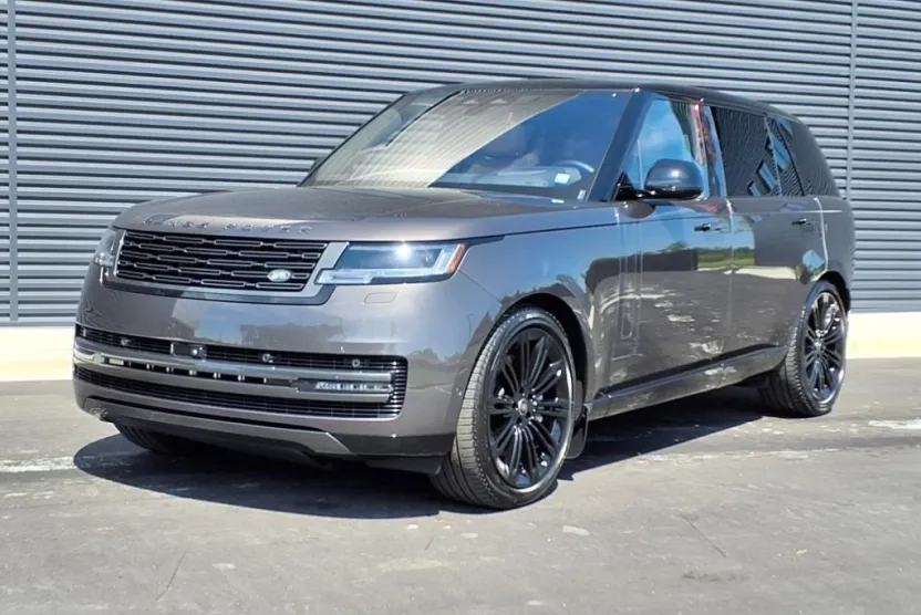 2023 Land Rover Range Rover SE photo 1