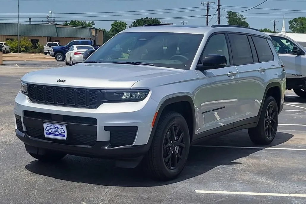 2025 Jeep Grand Cherokee Altitude photo 1