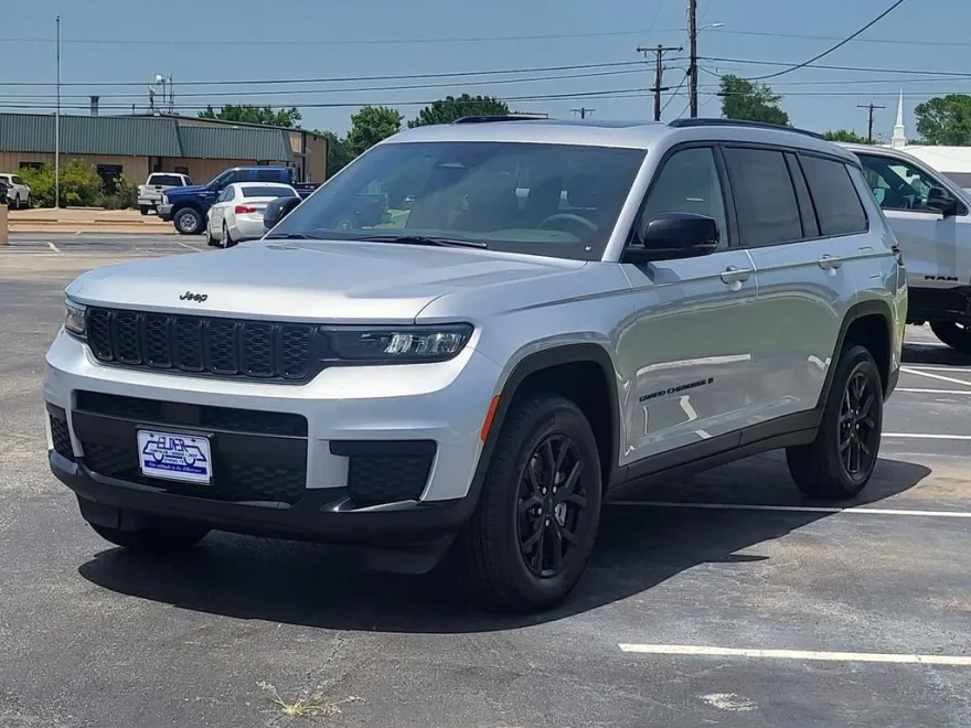 2025 Jeep Grand Cherokee Altitude photo 1