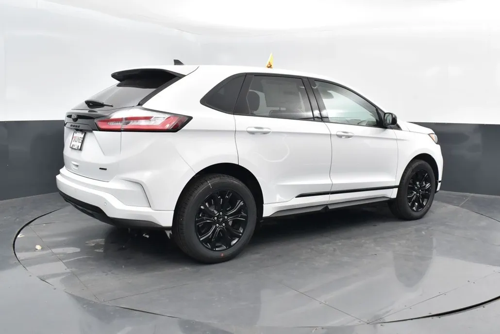 2024 Ford Edge SE photo 1